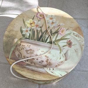 Round 13"x 5.5" designer hat box